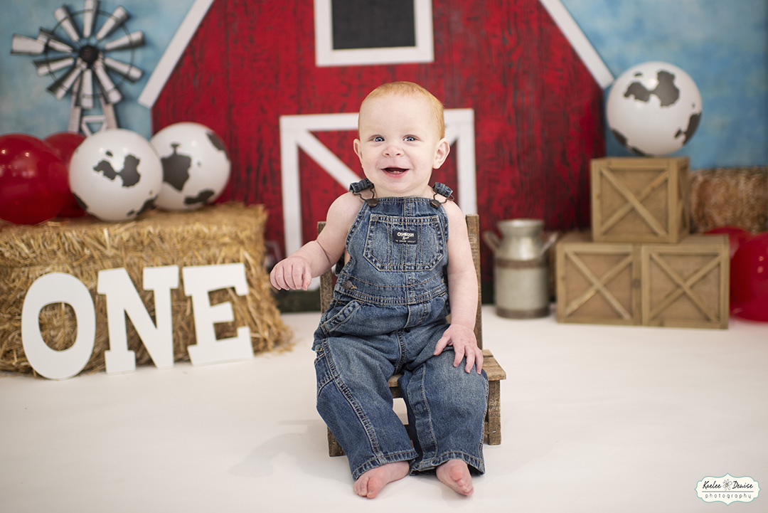 Greyson smashes his cake